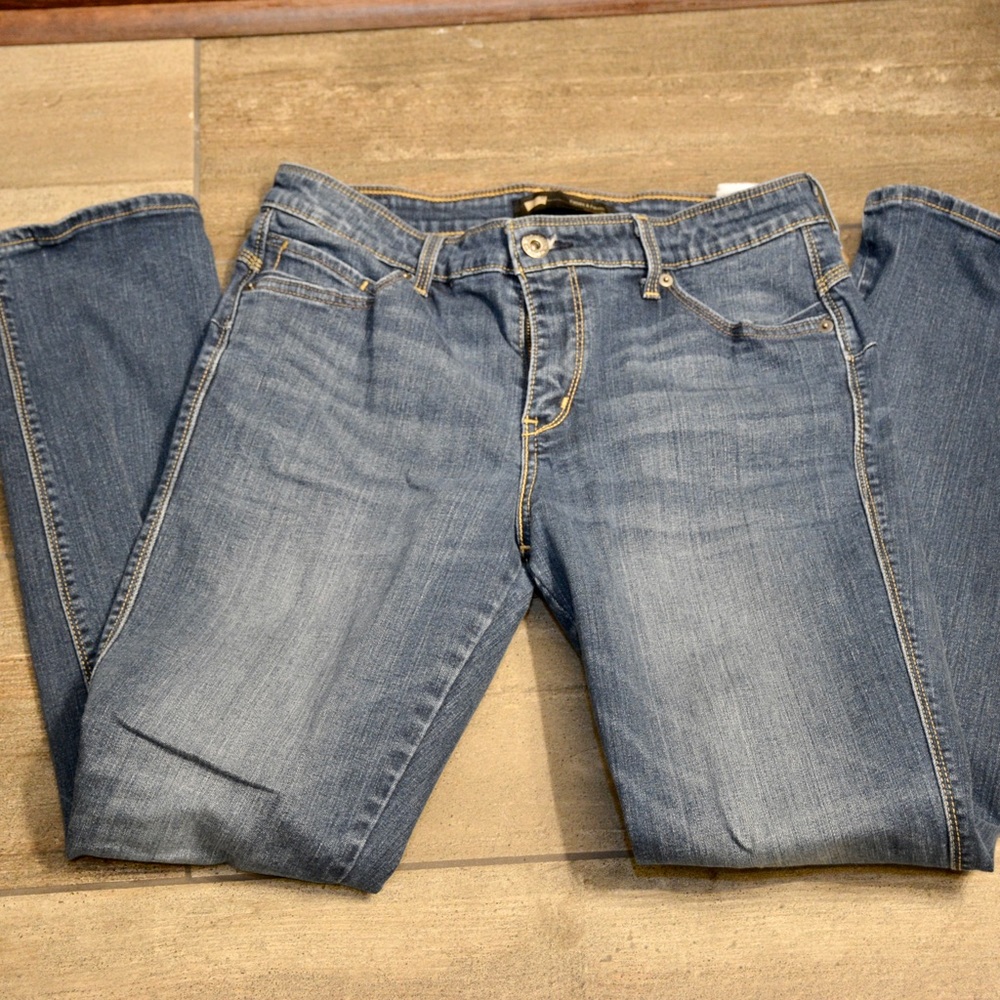 Levi’s  flatter & Flaunt, skinny leg woman’s jeans